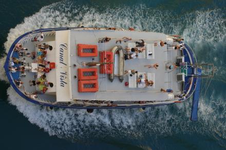 Ausflugsboot im Kanal
